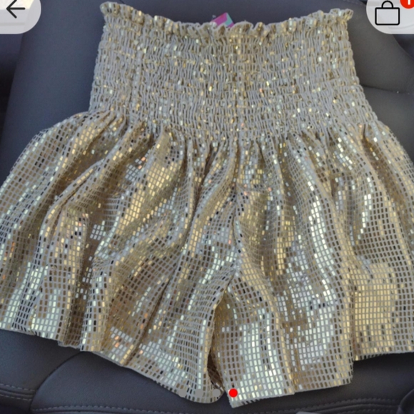 Boutique gold sequin shorts - Picture 1 of 3
